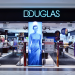 A Guide To Buying The Best Digital Window Display For Your Business